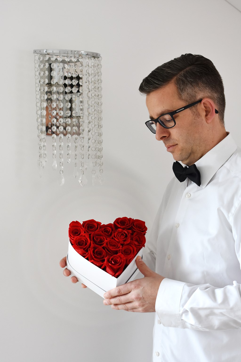 Heiratsantrag mit roten Rosen in der Love Flowerbox