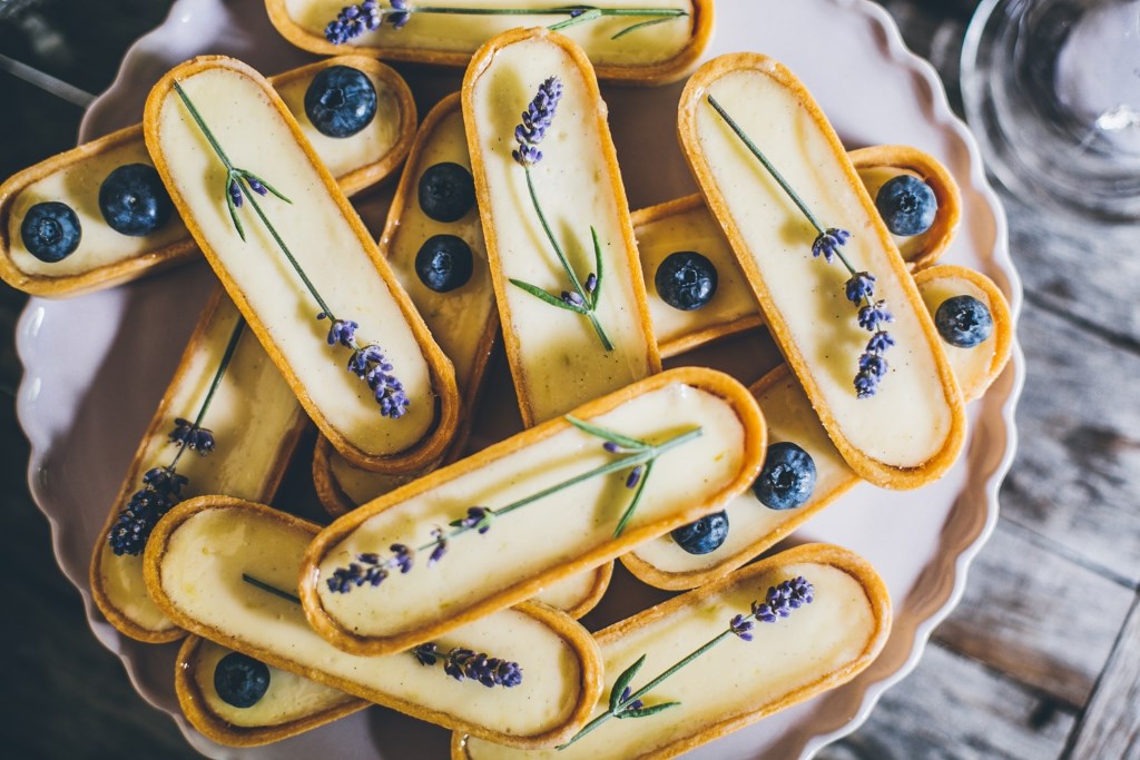 Mürbteigtartletts mit Lavendel