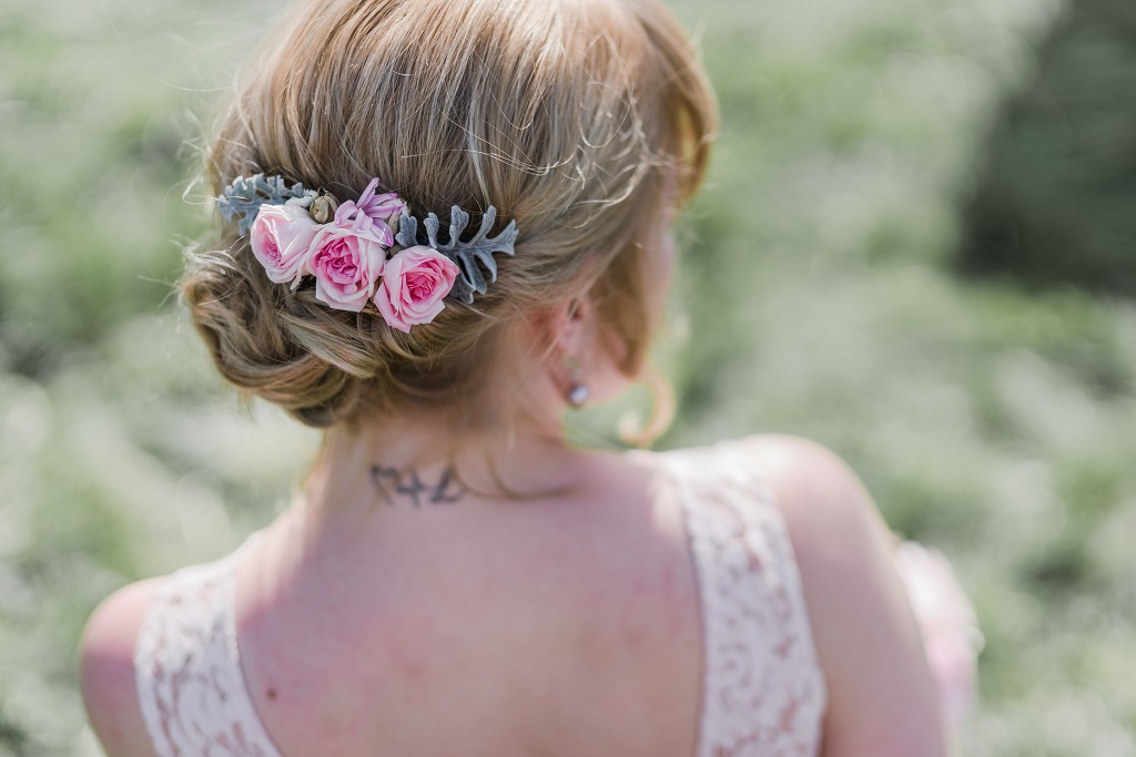 Braut mit Blumenhaarschmuck