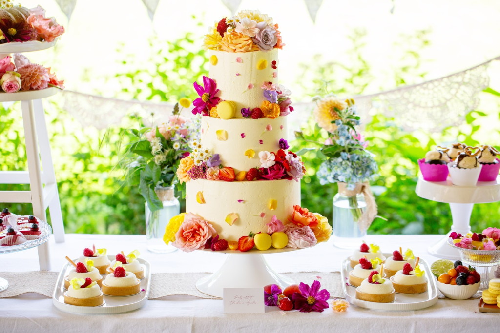 Bunter Sweet Table mit Blumen