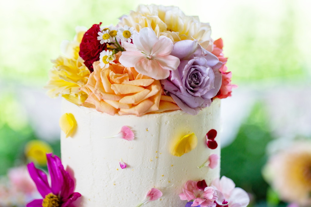 Hochzeitstorte mit essbaren Blüten Nahaufnahme