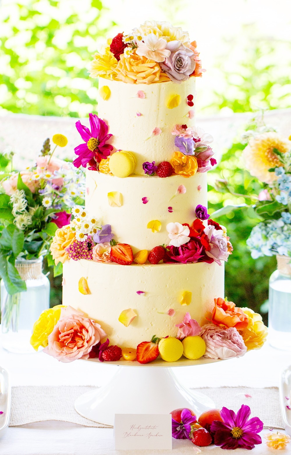 Hochzeitstorte mit essbaren Blüten