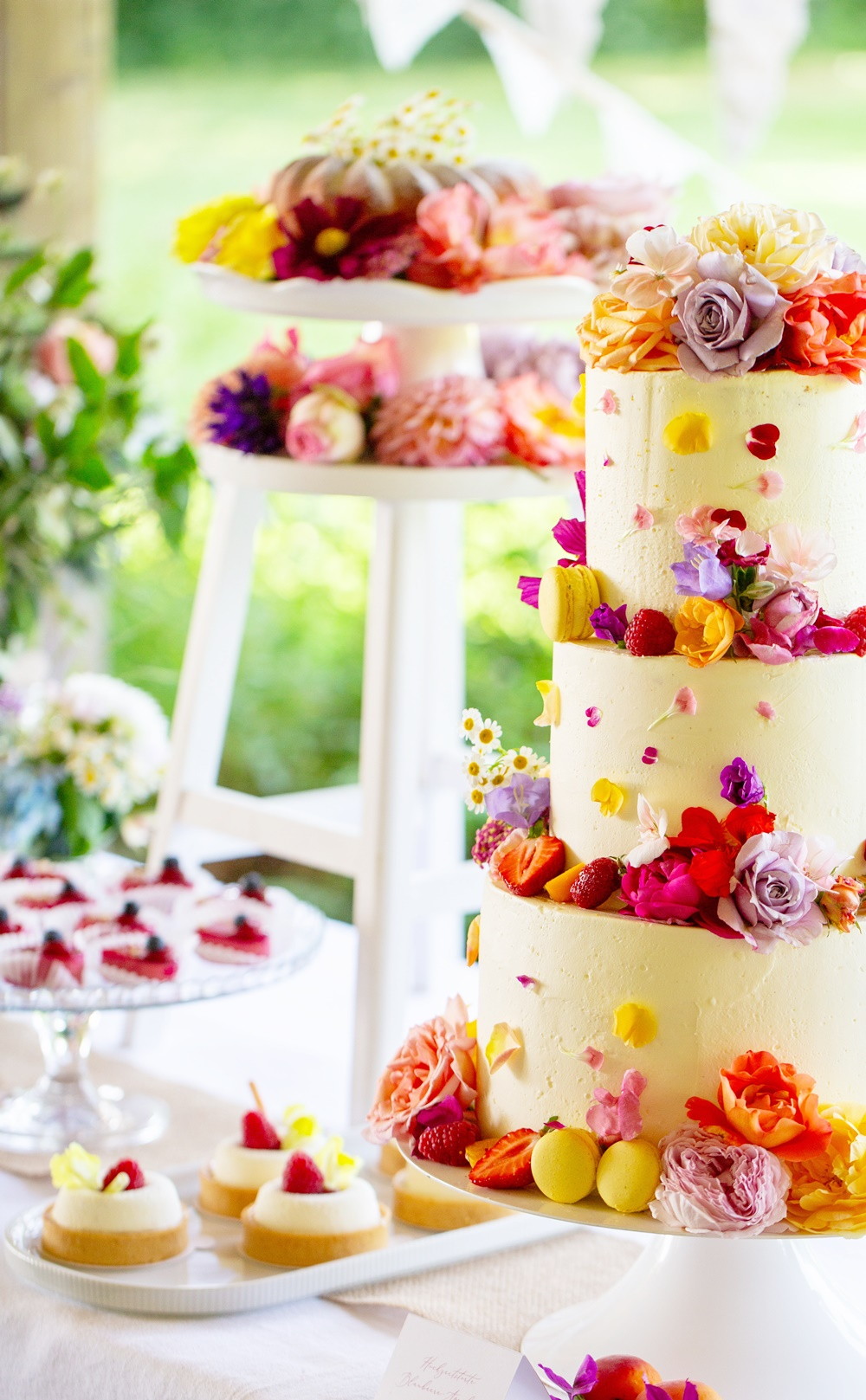 Hochzeitstorte mit essbaren Blüten
