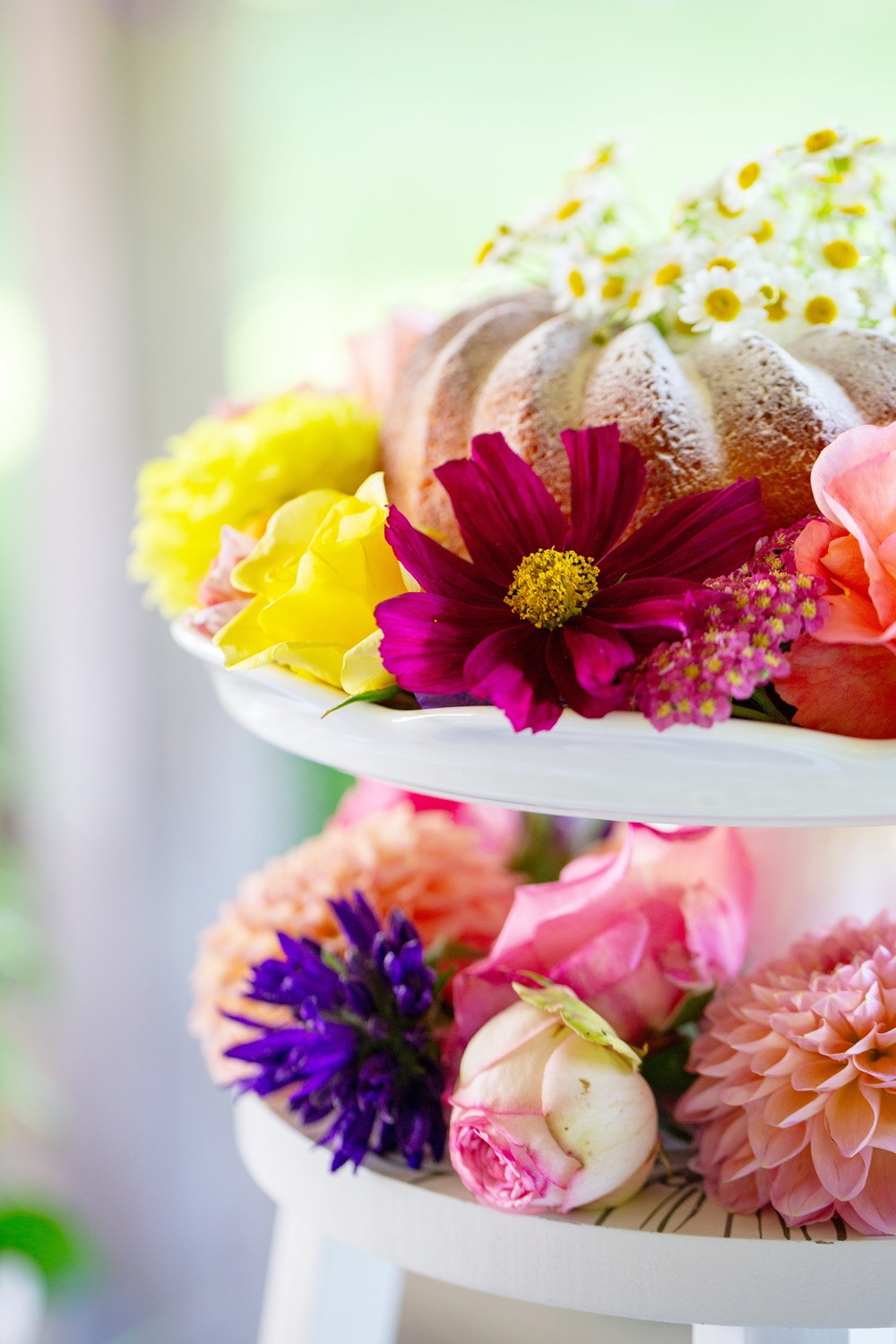 Kuchen und Blüten auf Etagere Nahaufnahme