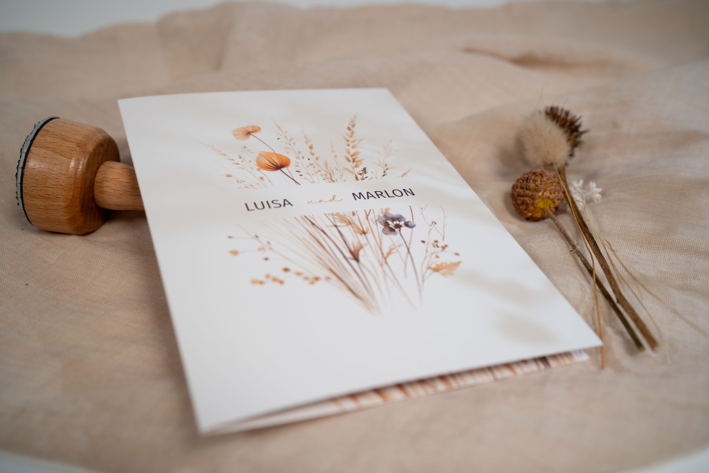 Hochzeitseinladungskarte mit natürlichem Gräser-Design