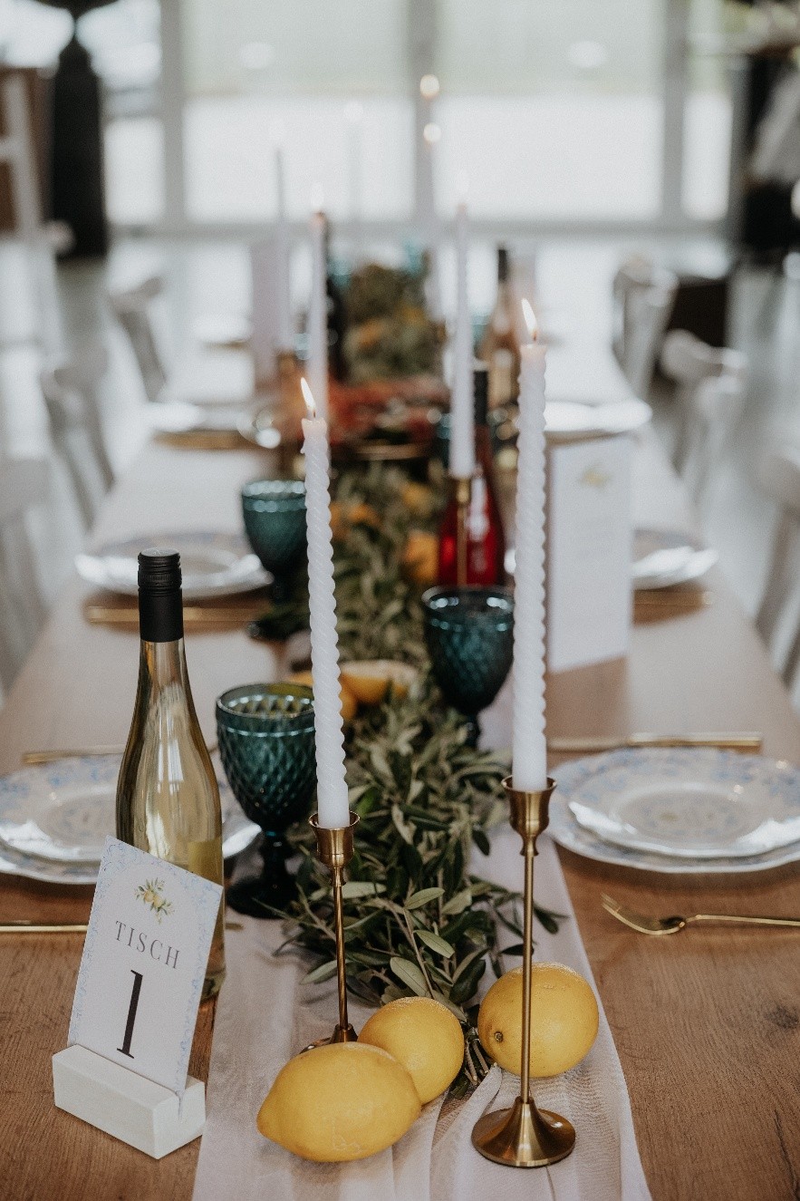 Mediterrane Hochzeitstafel mit Zitronen und Olivenzweigen