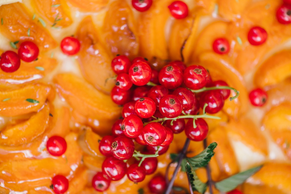 Topping mit Mandarinen und roten Johannisbeeren