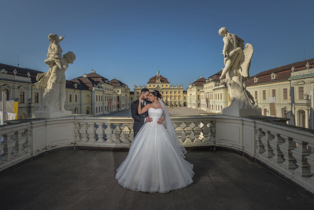 Brautpaar vor Schlosskulisse